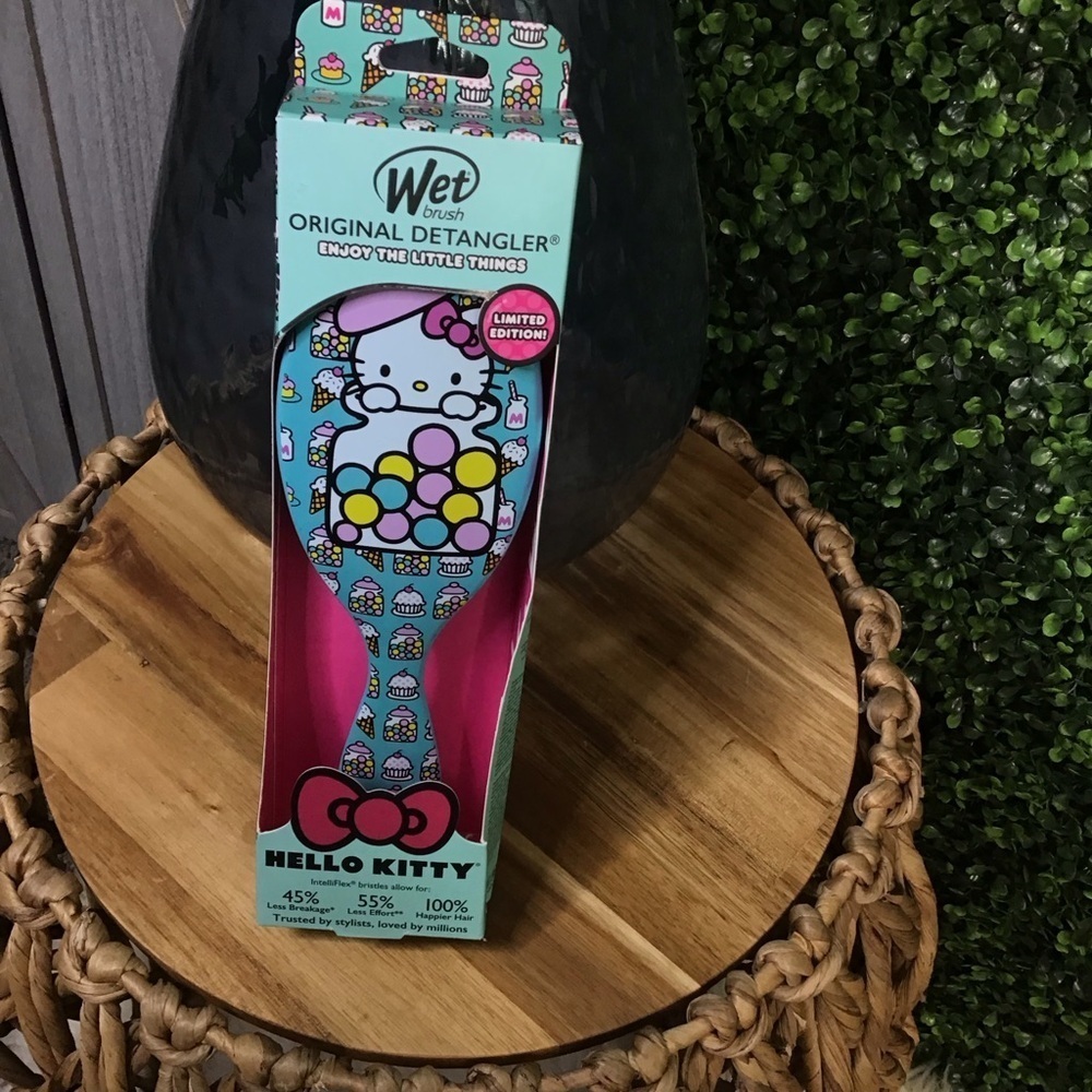 Collectable hello kitty wet hair brush new limited edition